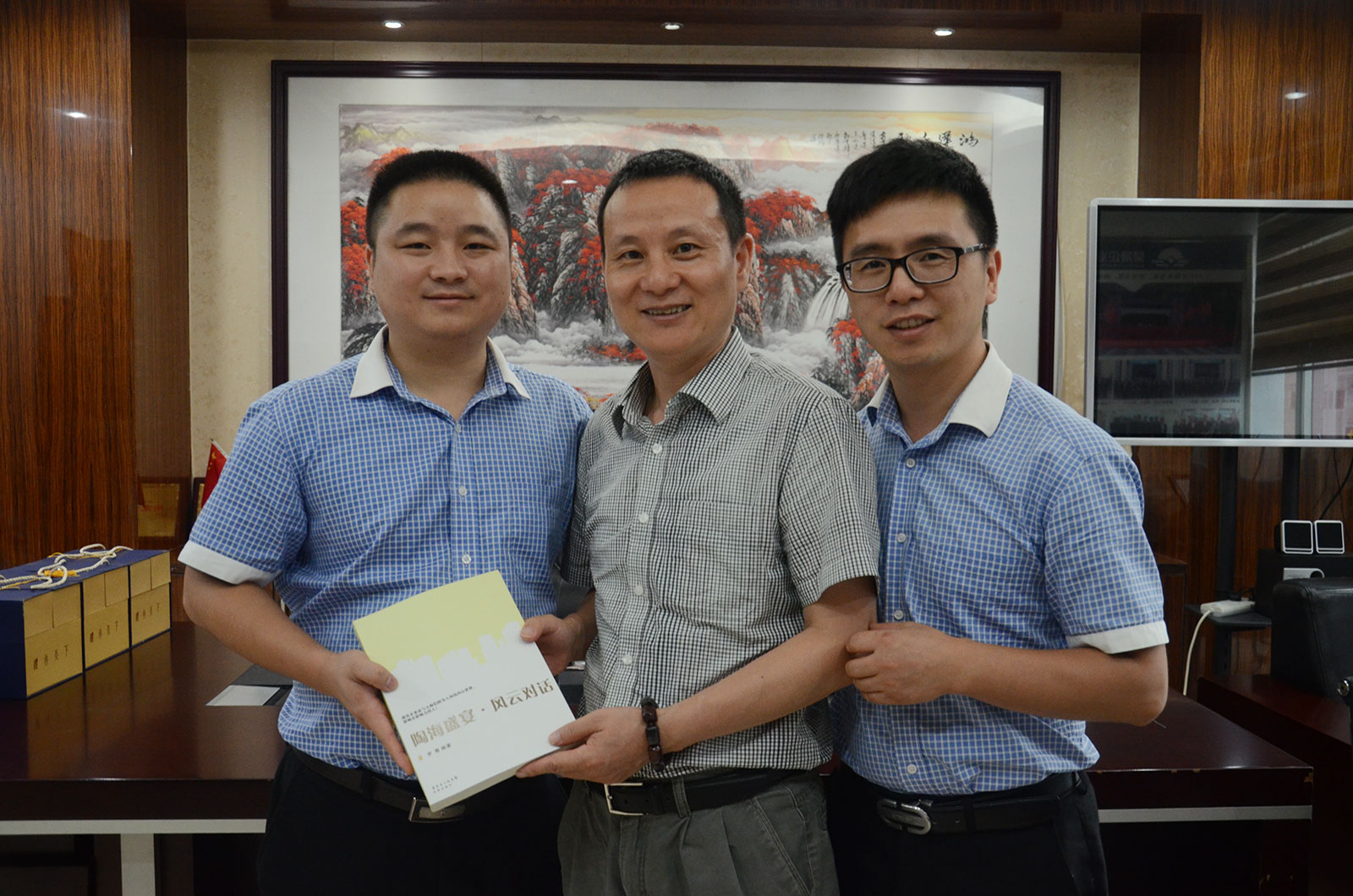 4佛山市陶瓷行業(yè)協(xié)會秘書長羅青(中間)與新濠品牌營銷總經(jīng)理朱國亮(左一)、昊晟企業(yè)產品事業(yè)部策劃經(jīng)理孫慶(右一)合影留念