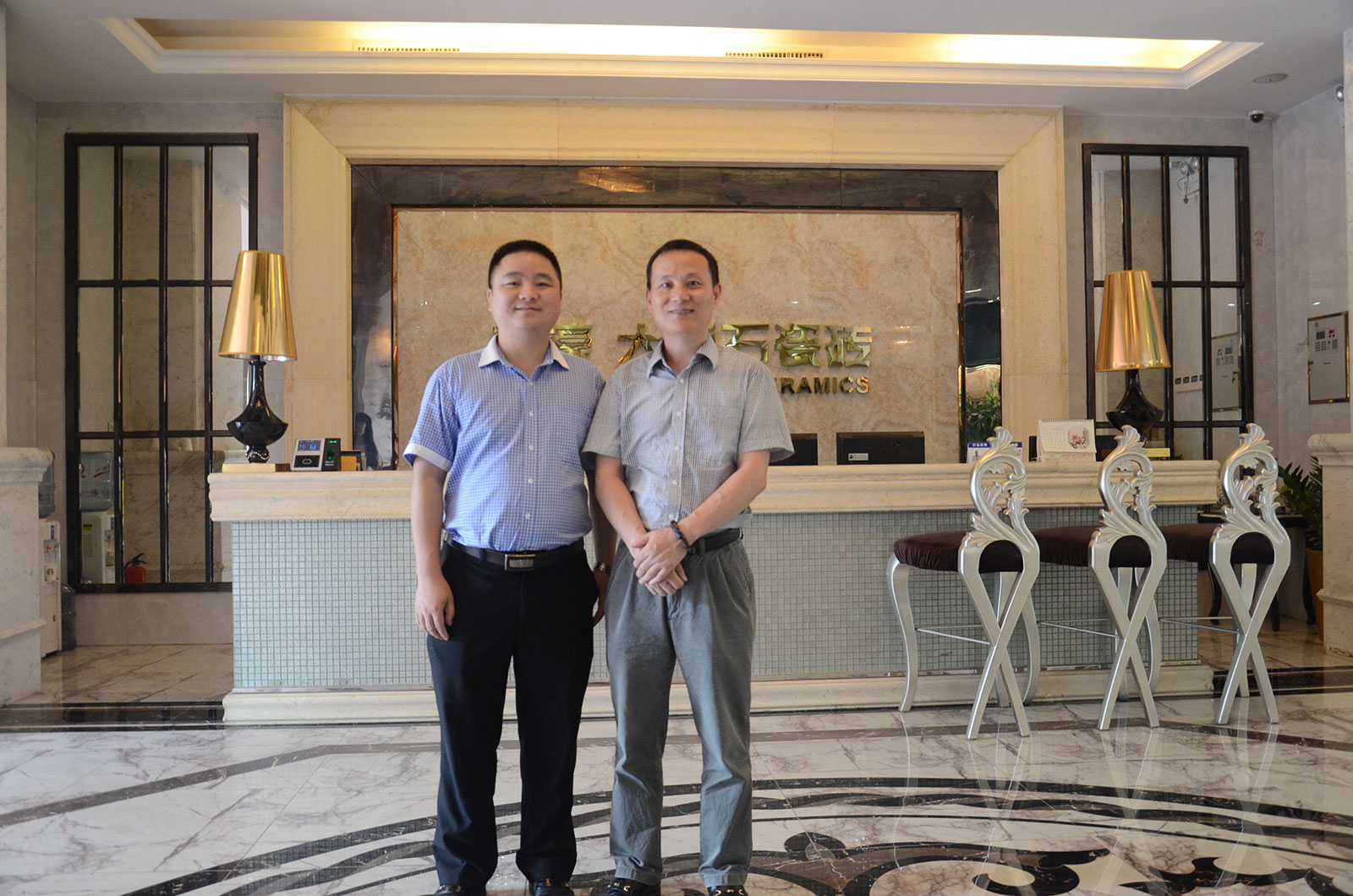 1新濠品牌營銷總經(jīng)理朱國亮(左一)和佛山市陶瓷行業(yè)協(xié)會秘書長羅青(右一).jpg