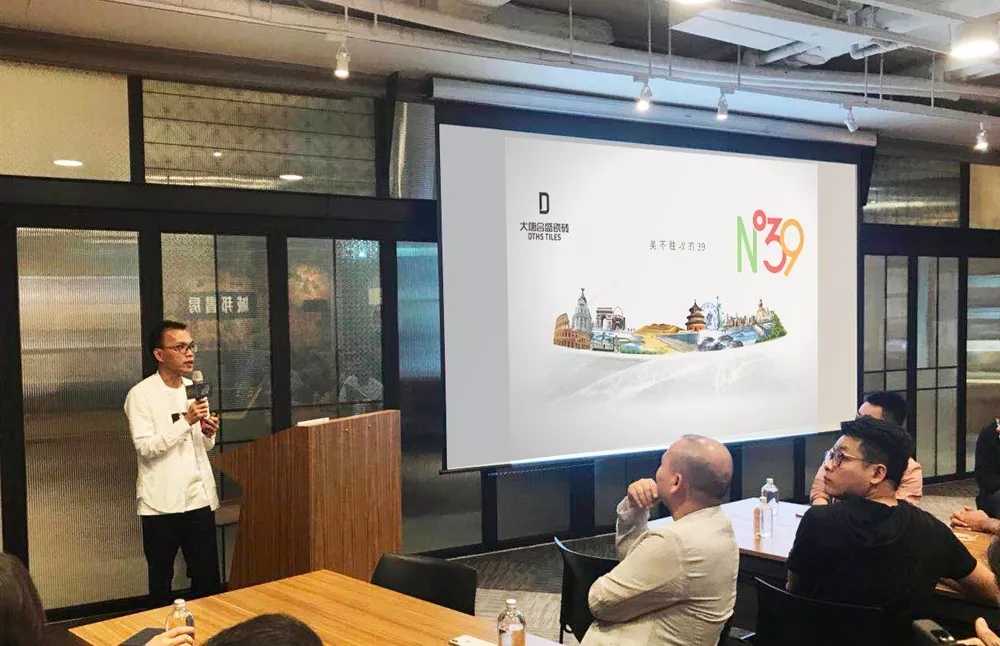 4.大唐合盛瓷磚品牌市場中心總經理符竣雄向兩岸設計師介紹N°39webp.jpg